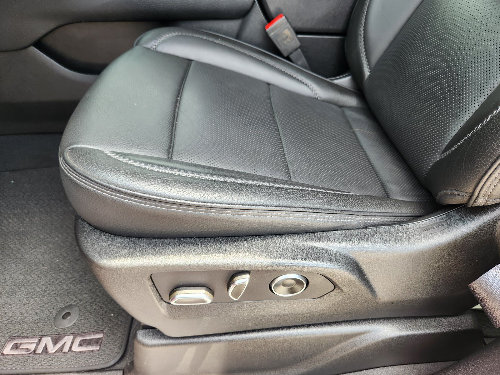 Used 2024 GMC Yukon Denali w/ Advanced Technology Package AWD/4WD image 22