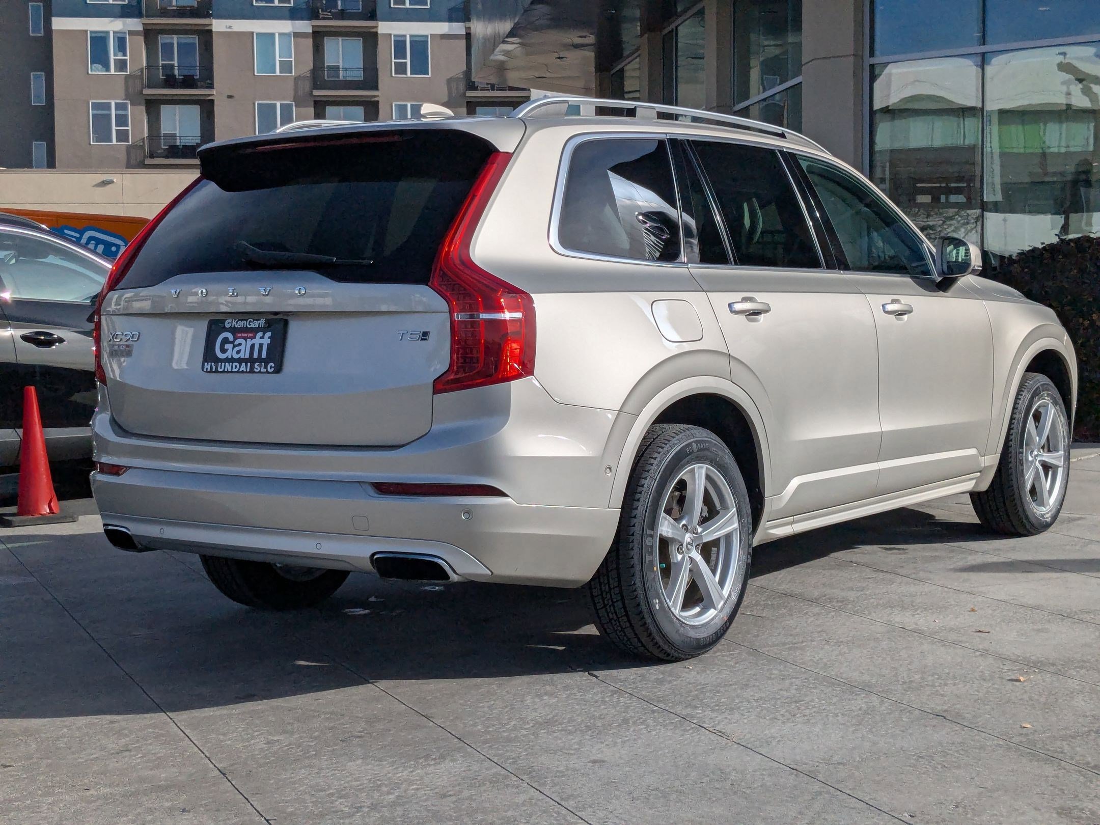 Used 2016 Volvo XC90 T5 Momentum image 3