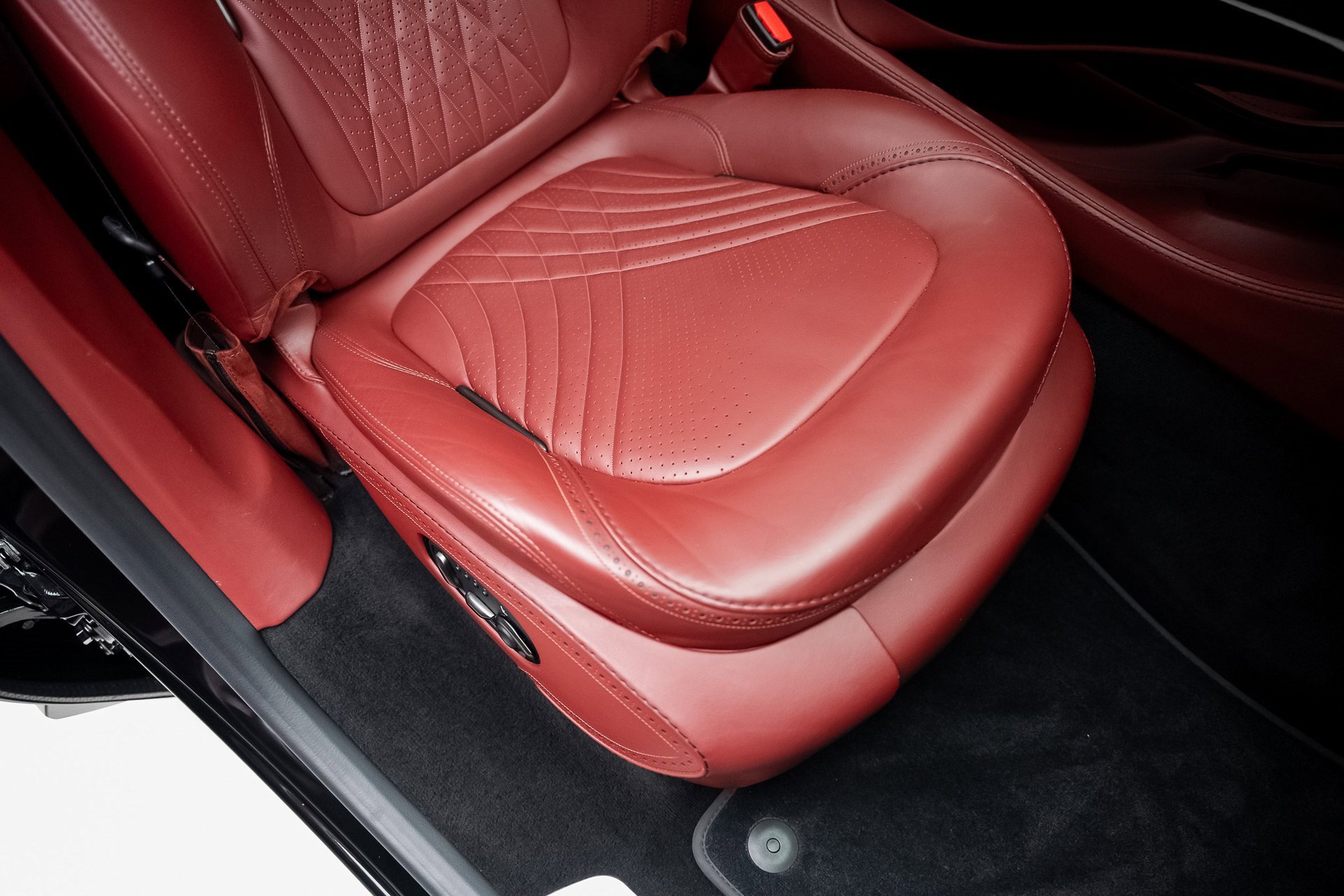 Used 2021 Aston Martin DBX image 65