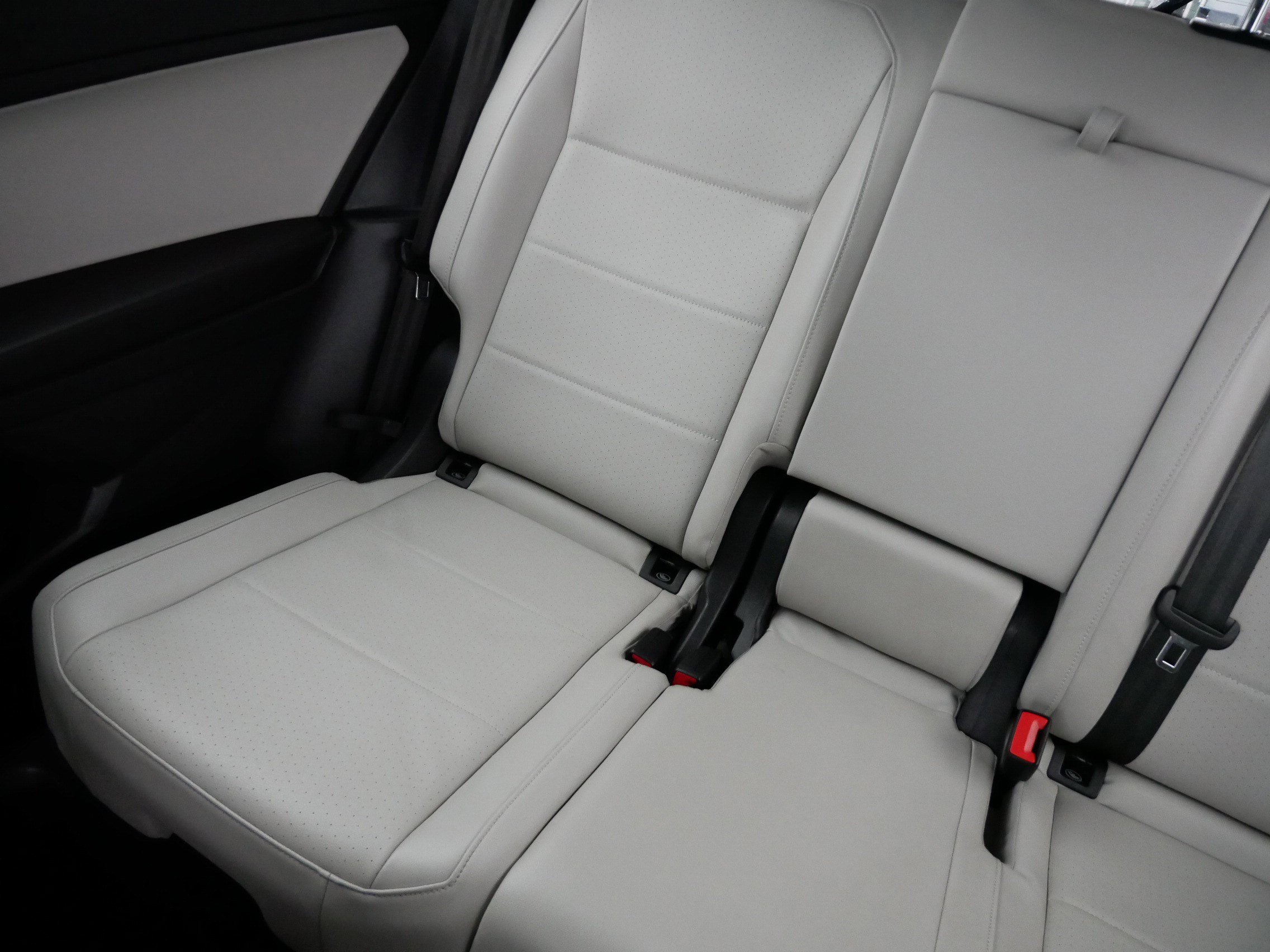 Used 2021 Volkswagen Tiguan SE R-Line image 12