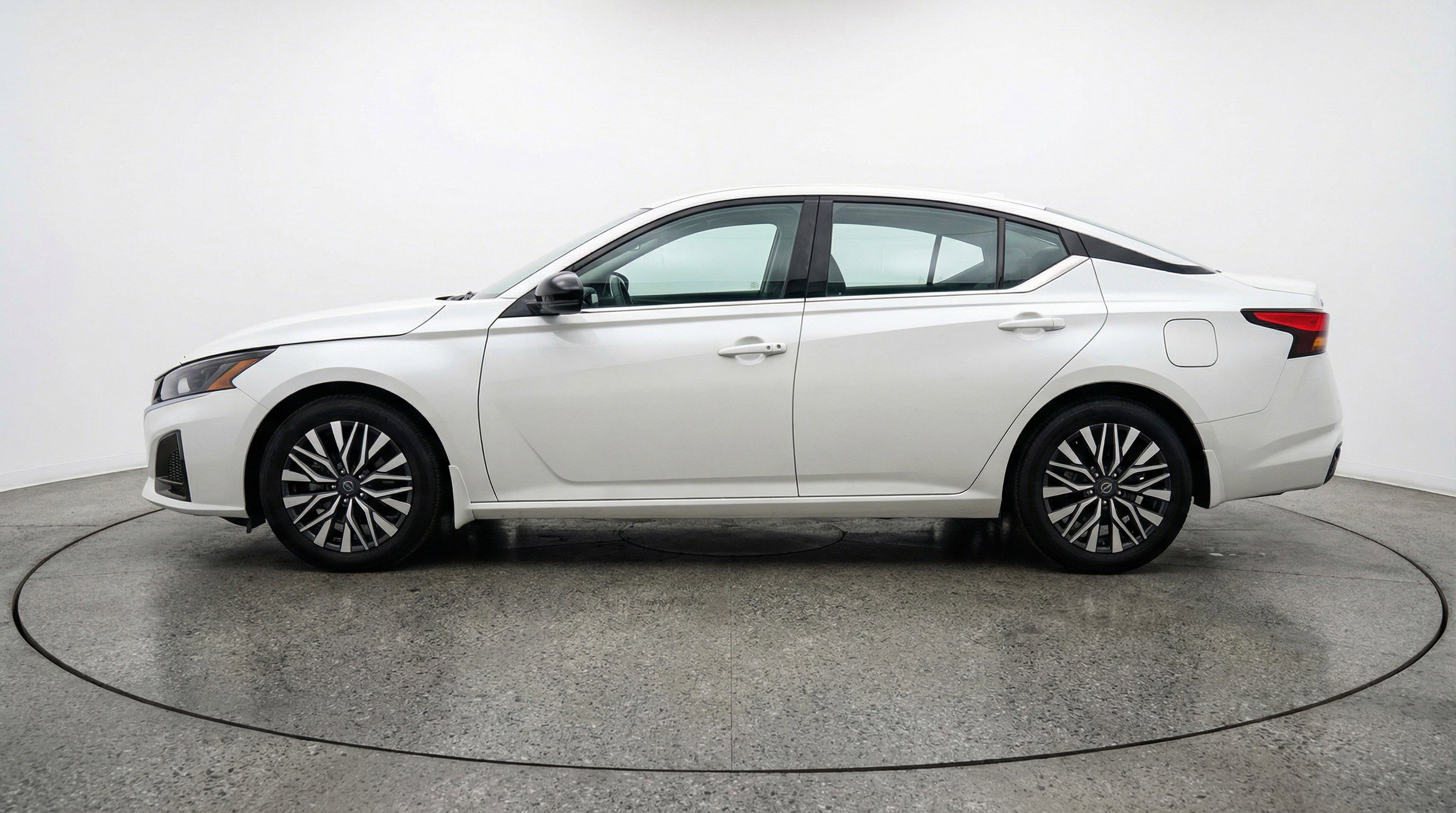 Used 2025 Nissan Altima 2.5 SV FWD image 5