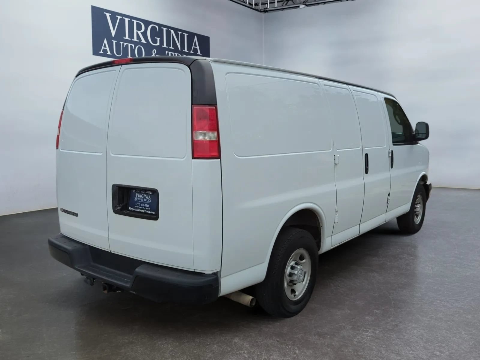 Used 2019 Chevrolet Express 2500 w/ Driver Convenience Package RWD image 10
