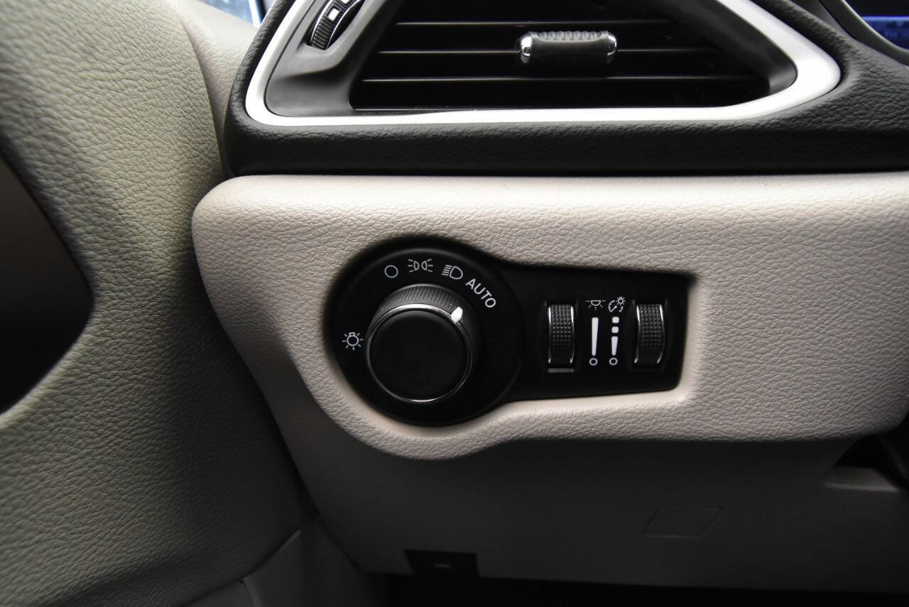 Used 2023 Chrysler Voyager LX FWD image 32