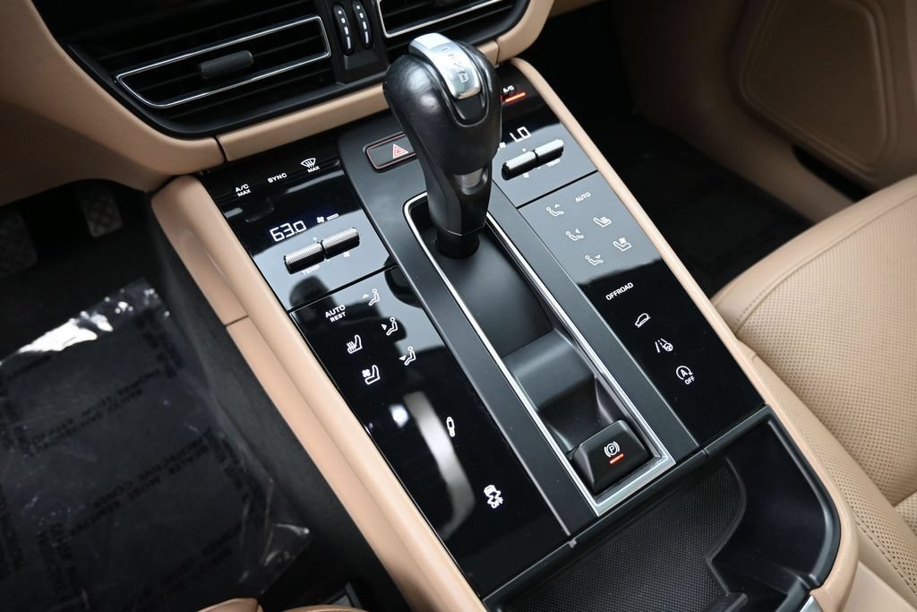 Certified 2023 Porsche Macan Turbo AWD/4WD image 22