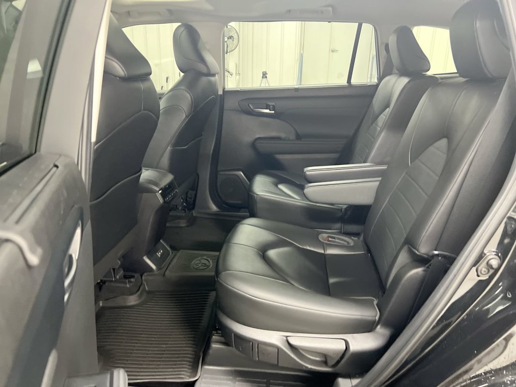 Used 2023 Toyota Highlander XLE AWD/4WD image 23
