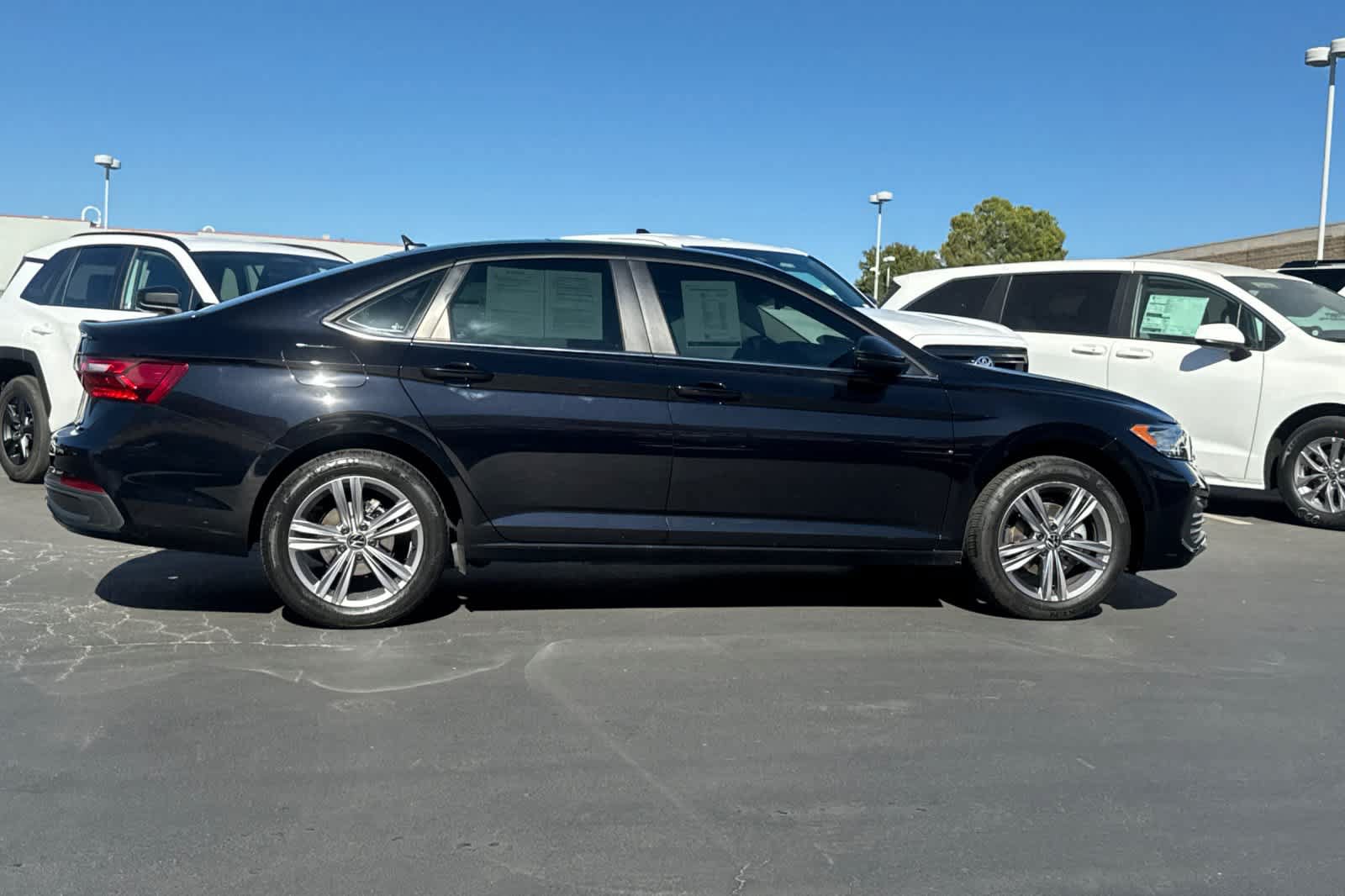Used 2023 Volkswagen Jetta SE FWD image 6