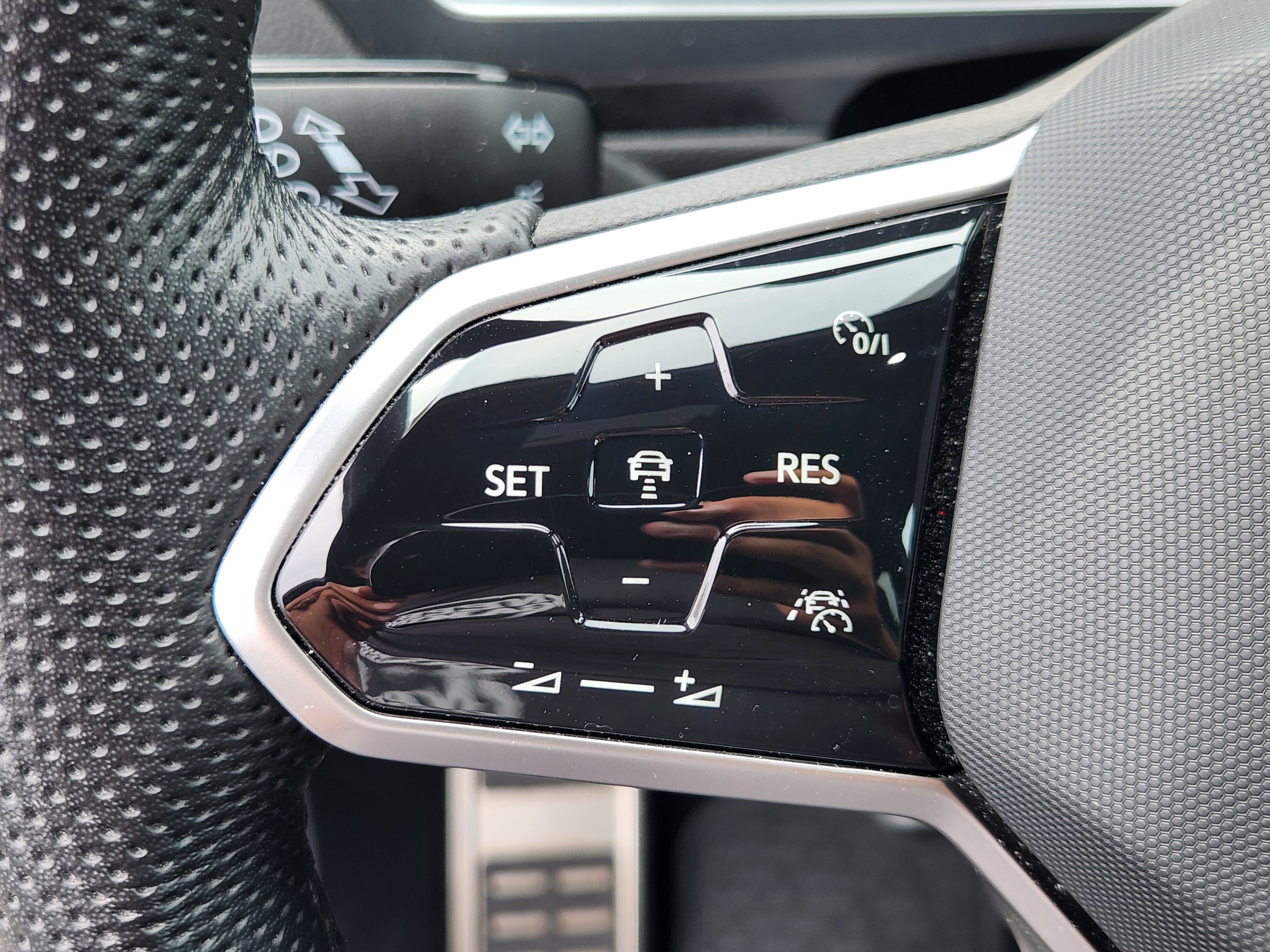 Certified 2024 Volkswagen Tiguan SE R-Line AWD/4WD image 23