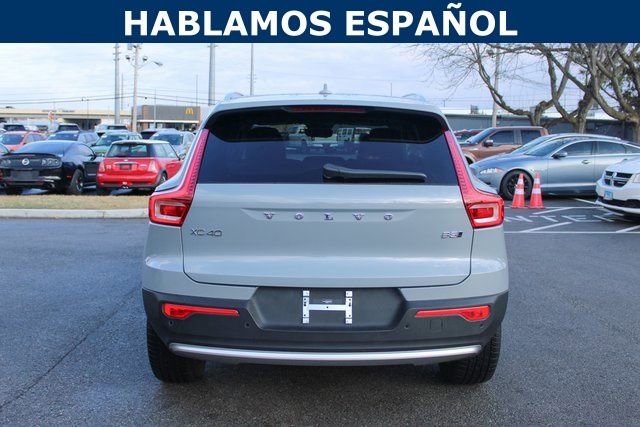 Used 2025 Volvo XC40 B5 Plus image 4