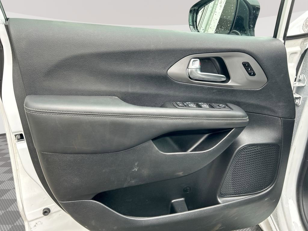 Used 2025 Chrysler Pacifica Select FWD image 25