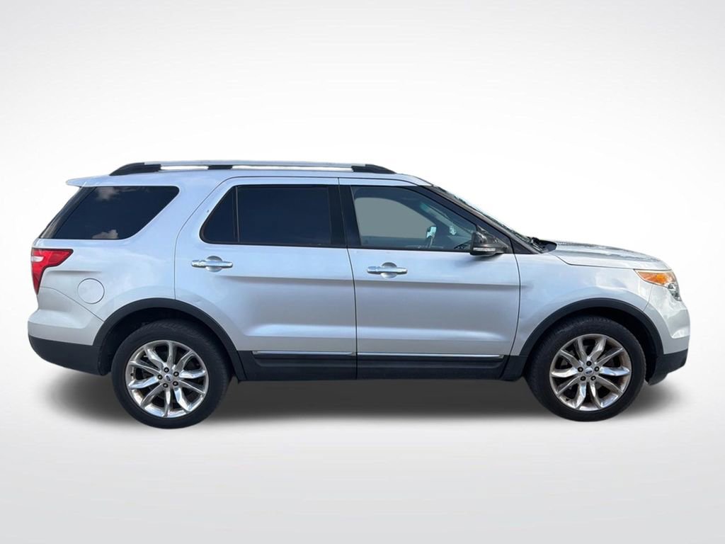 Used 2015 Ford Explorer XLT w/ Equipment Group 202A AWD/4WD image 4