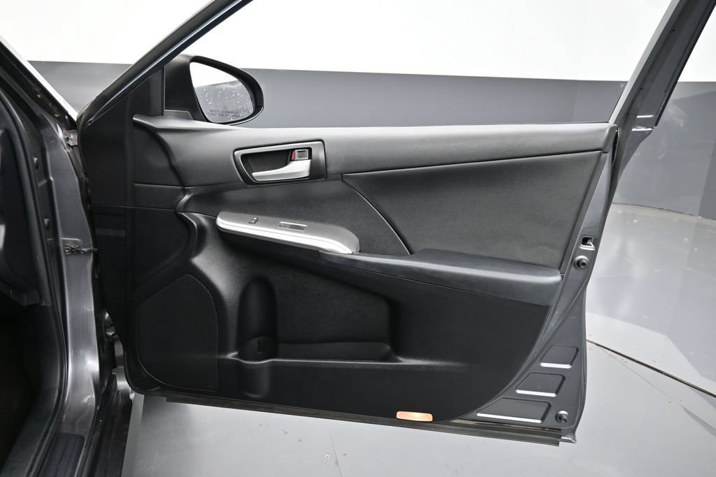 Used 2014 Toyota Camry SE w/ Moonroof Package FWD image 30