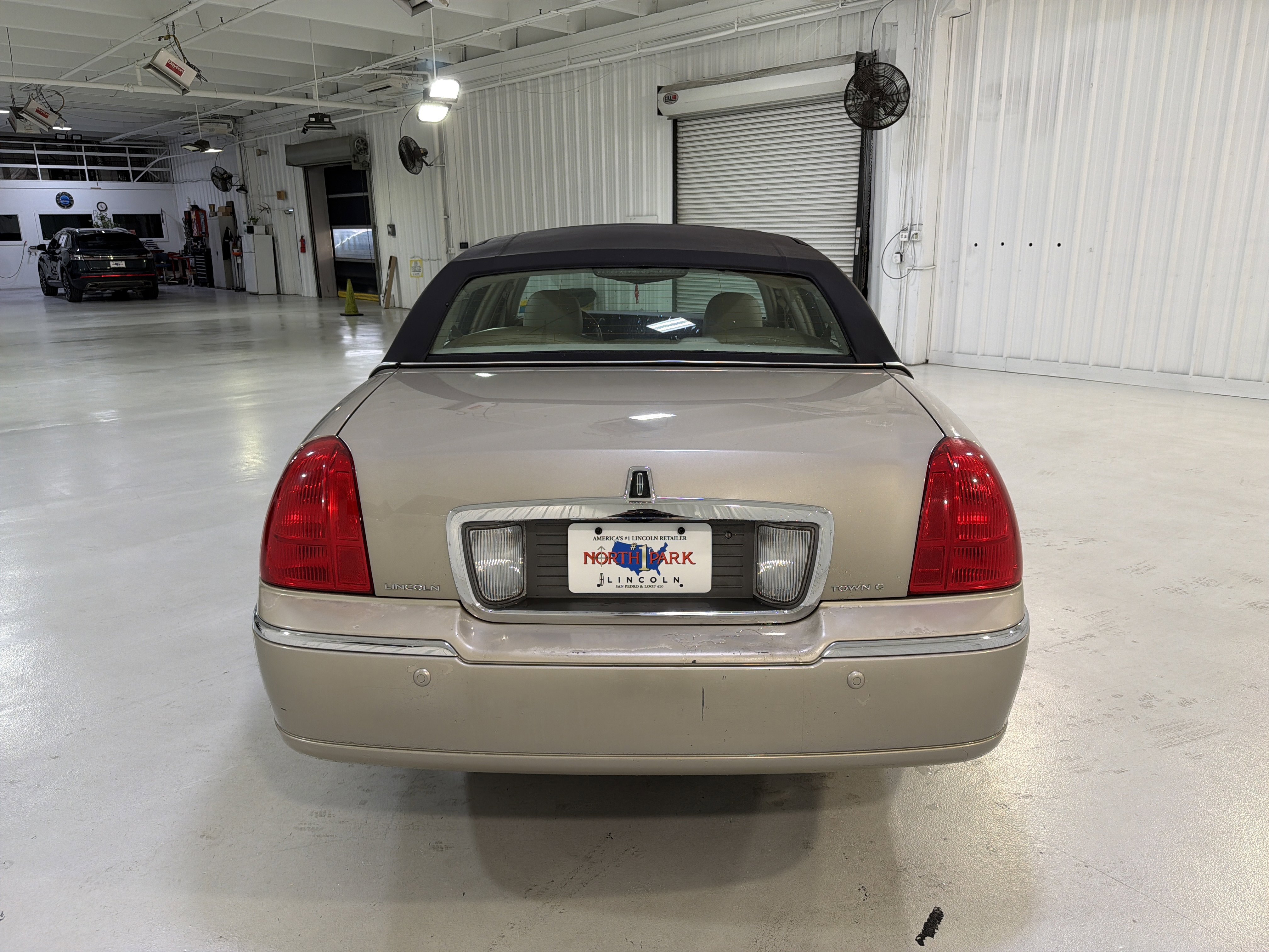 Used 2005 Lincoln Town Car Signature Limited image 4