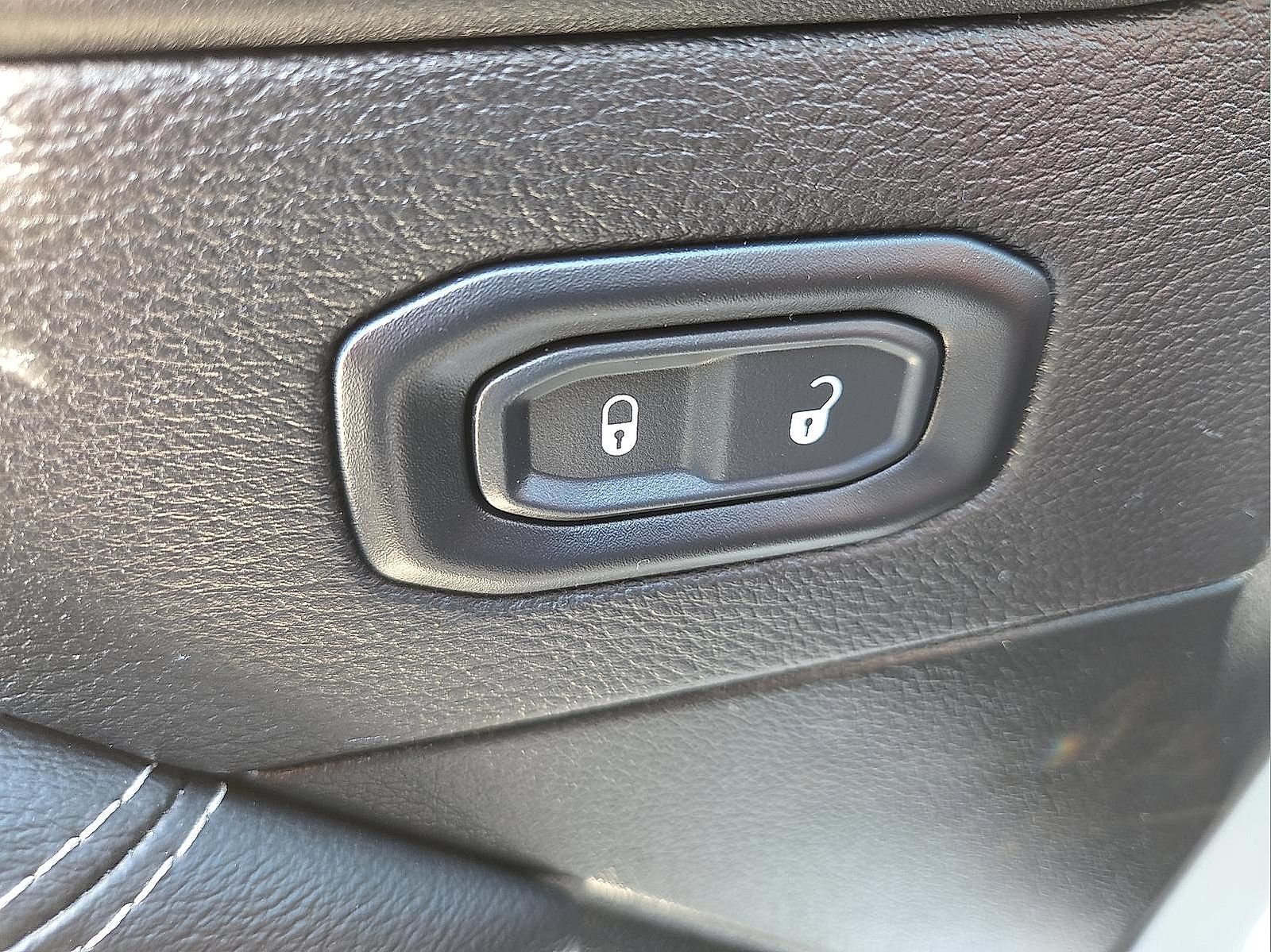 Used 2022 Jeep Wrangler Unlimited Sahara w/ Cold Weather Group AWD/4WD image 15