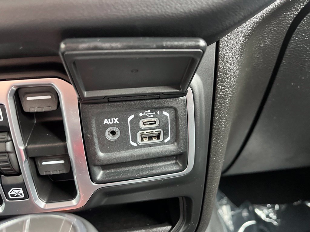 Used 2026 Jeep Wrangler Unlimited Sahara AWD/4WD image 35