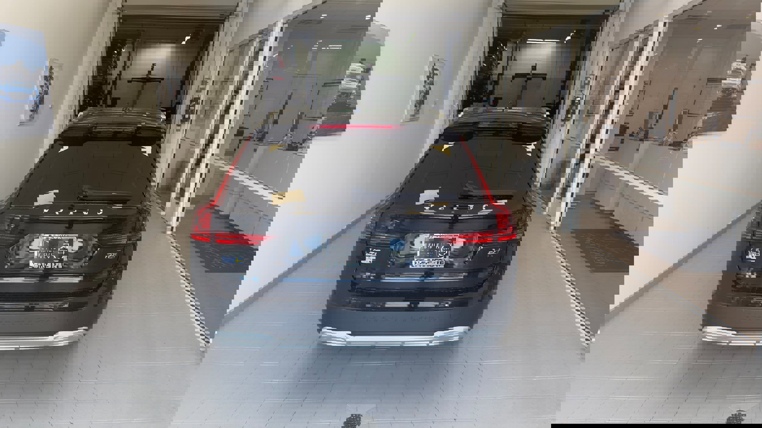 Used 2024 Volvo V90 B6 Cross Country Plus image 7