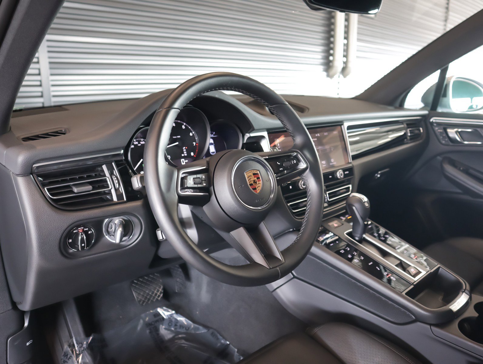 Certified 2022 Porsche Macan image 4