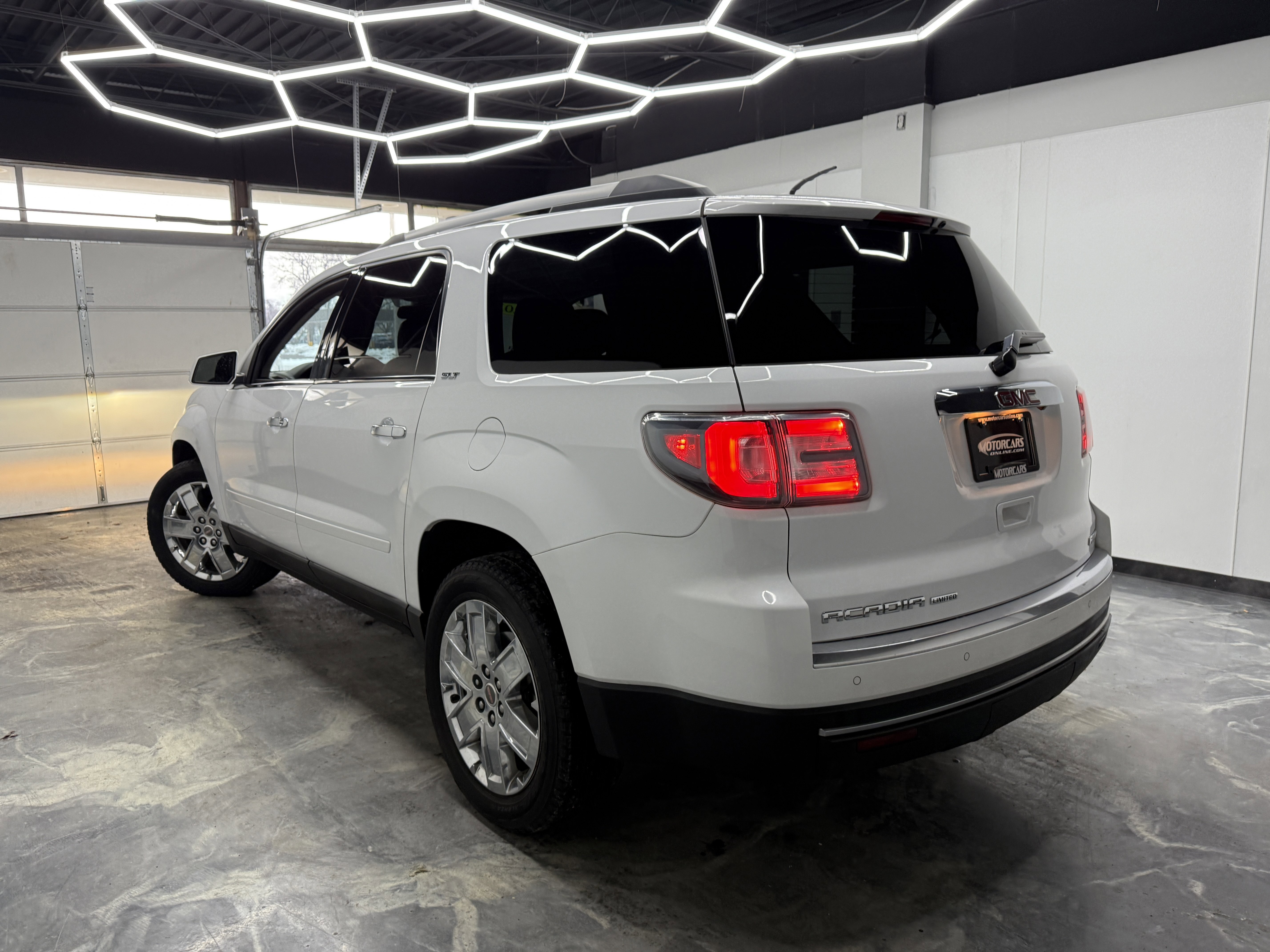 Used 2017 GMC Acadia Limited SLT image 3