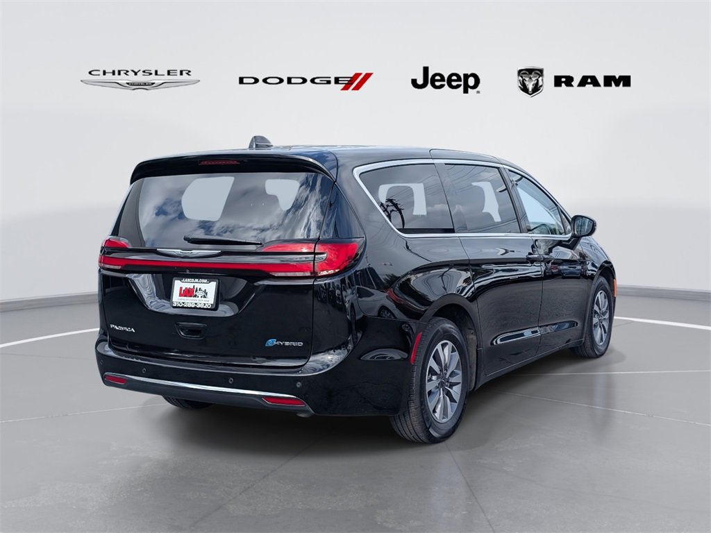 Used 2024 Chrysler Pacifica Select image 3