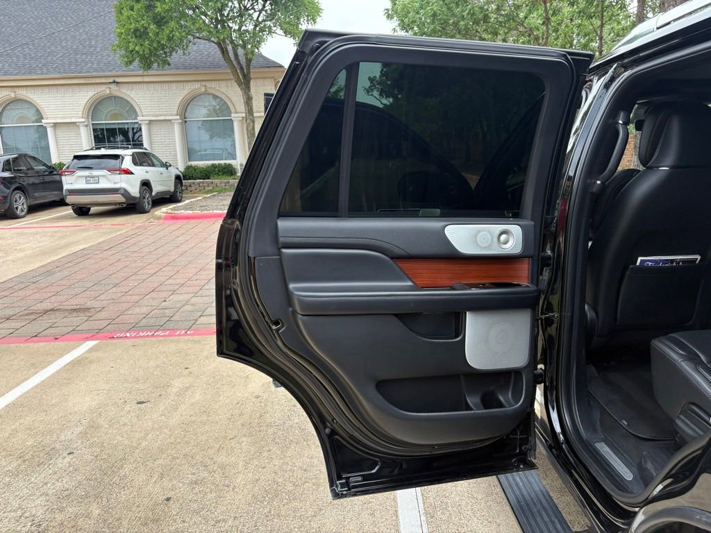 Used 2018 Lincoln Navigator Reserve w/ Technology Package AWD/4WD image 16