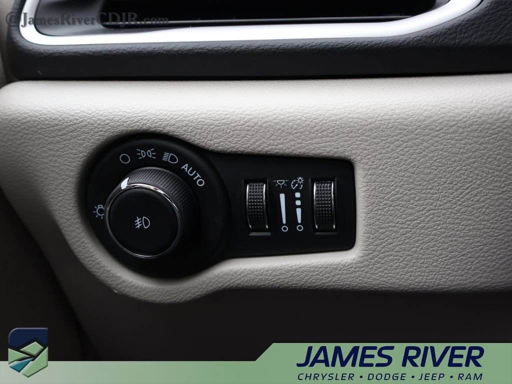 Used 2024 Chrysler Pacifica Touring-L image 30