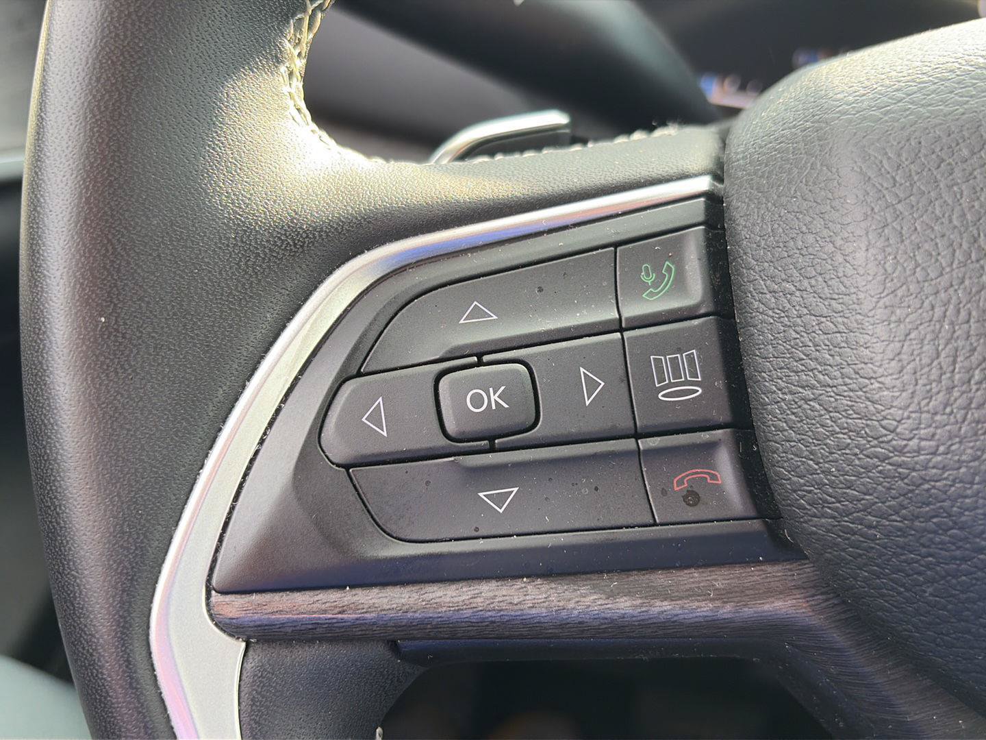 Used 2023 Jeep Grand Cherokee Limited AWD/4WD image 16