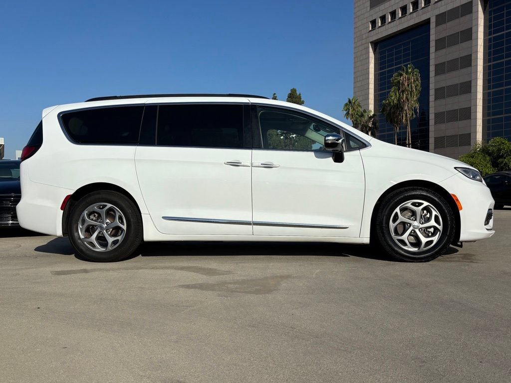 Used 2023 Chrysler Pacifica Limited FWD image 2