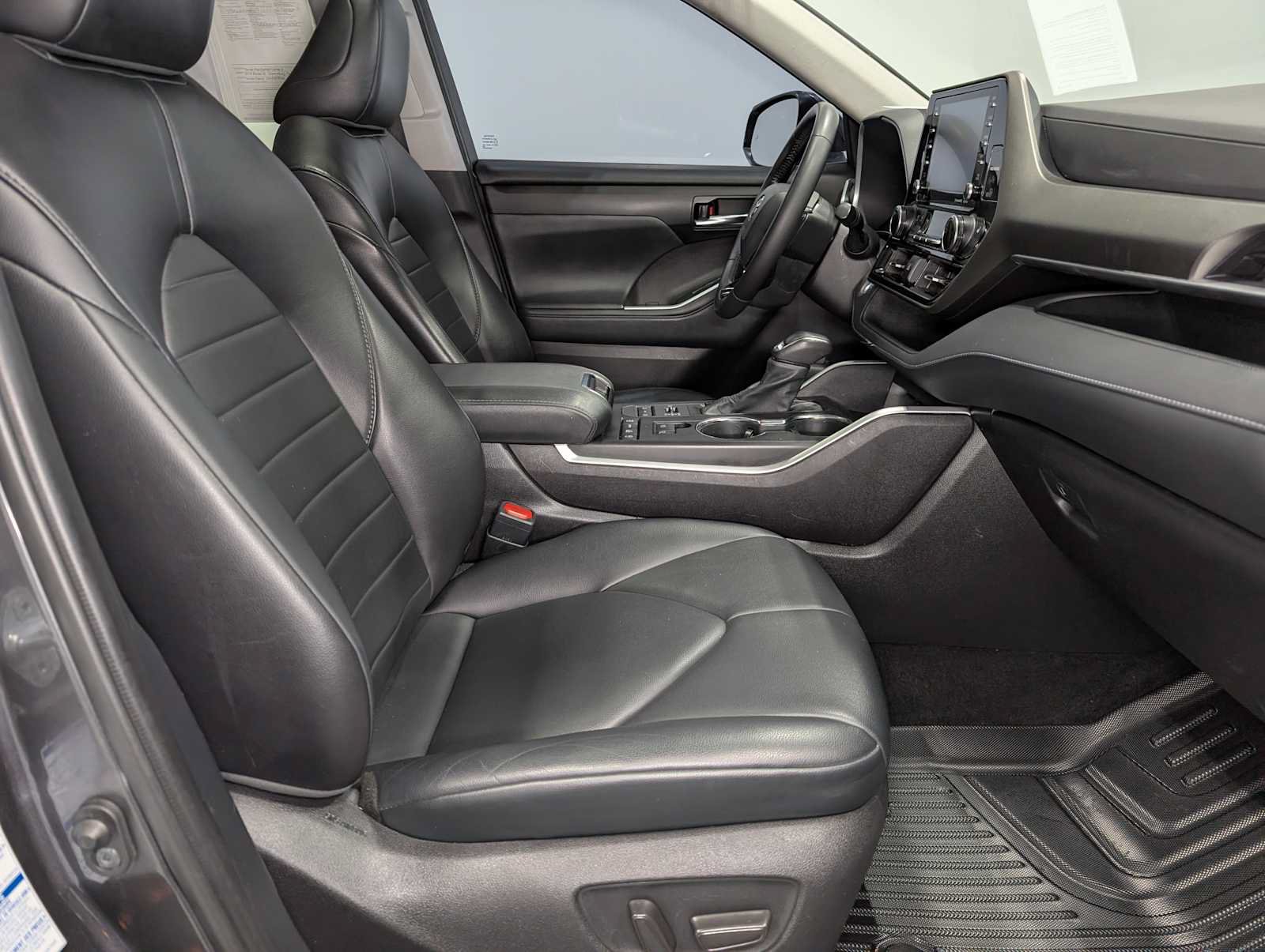 Used 2021 Toyota Highlander XLE AWD/4WD image 47