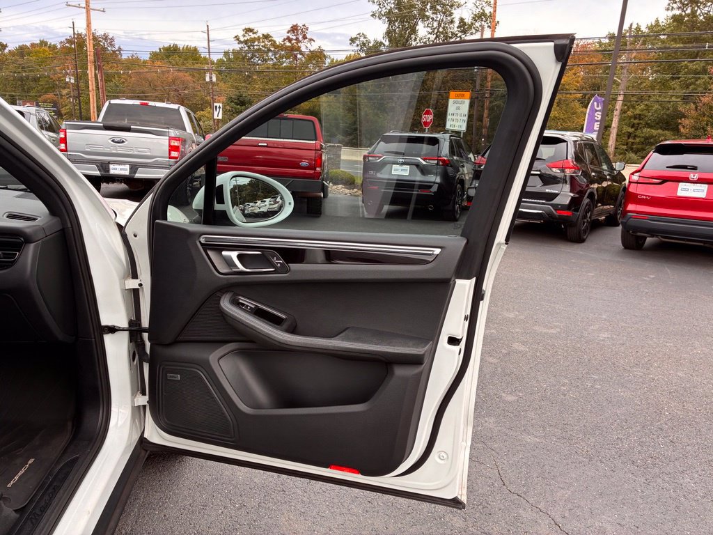 Used 2020 Porsche Macan AWD/4WD image 22