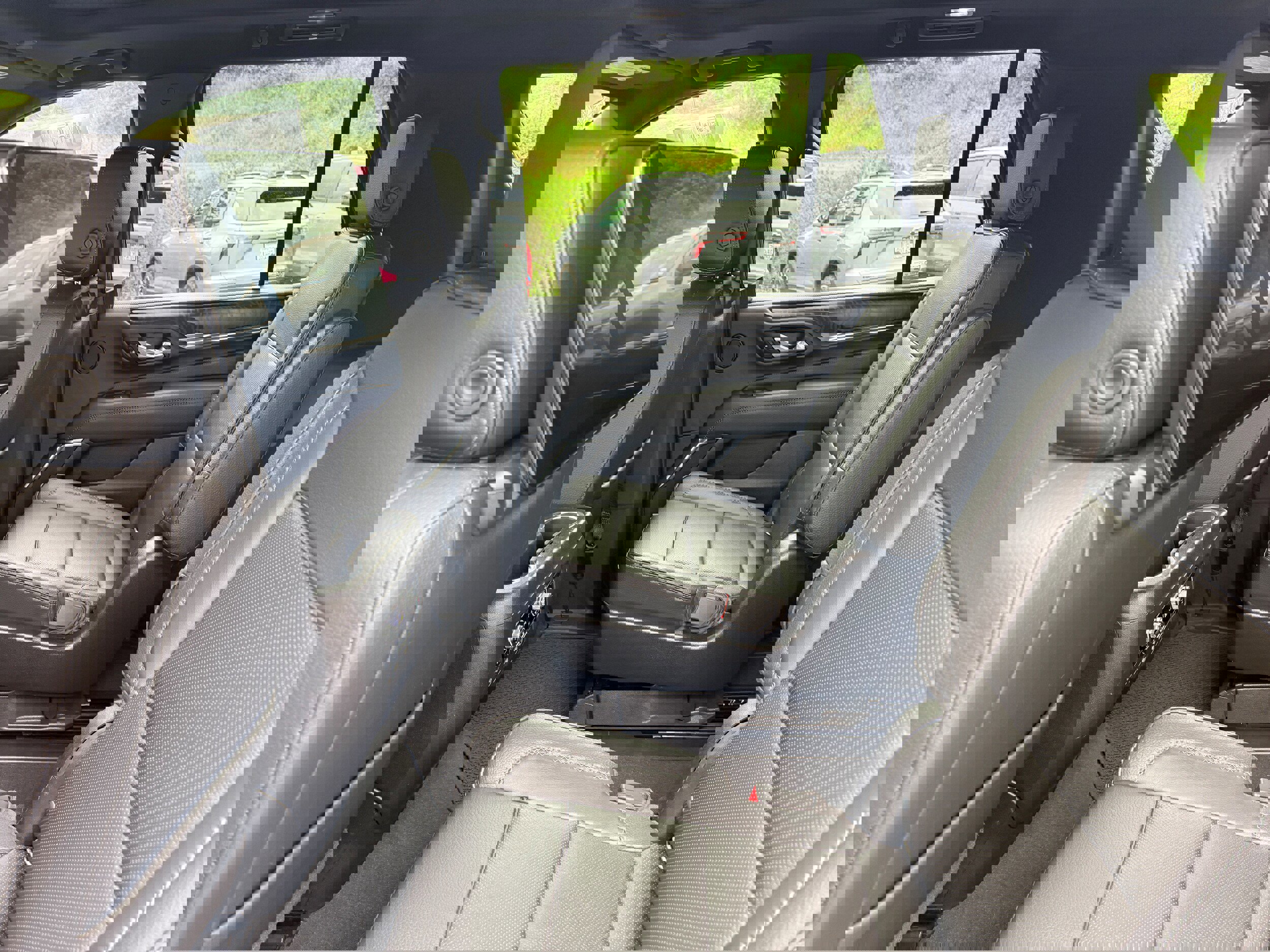 Used 2021 GMC Yukon Denali w/ Denali Premium Package image 12