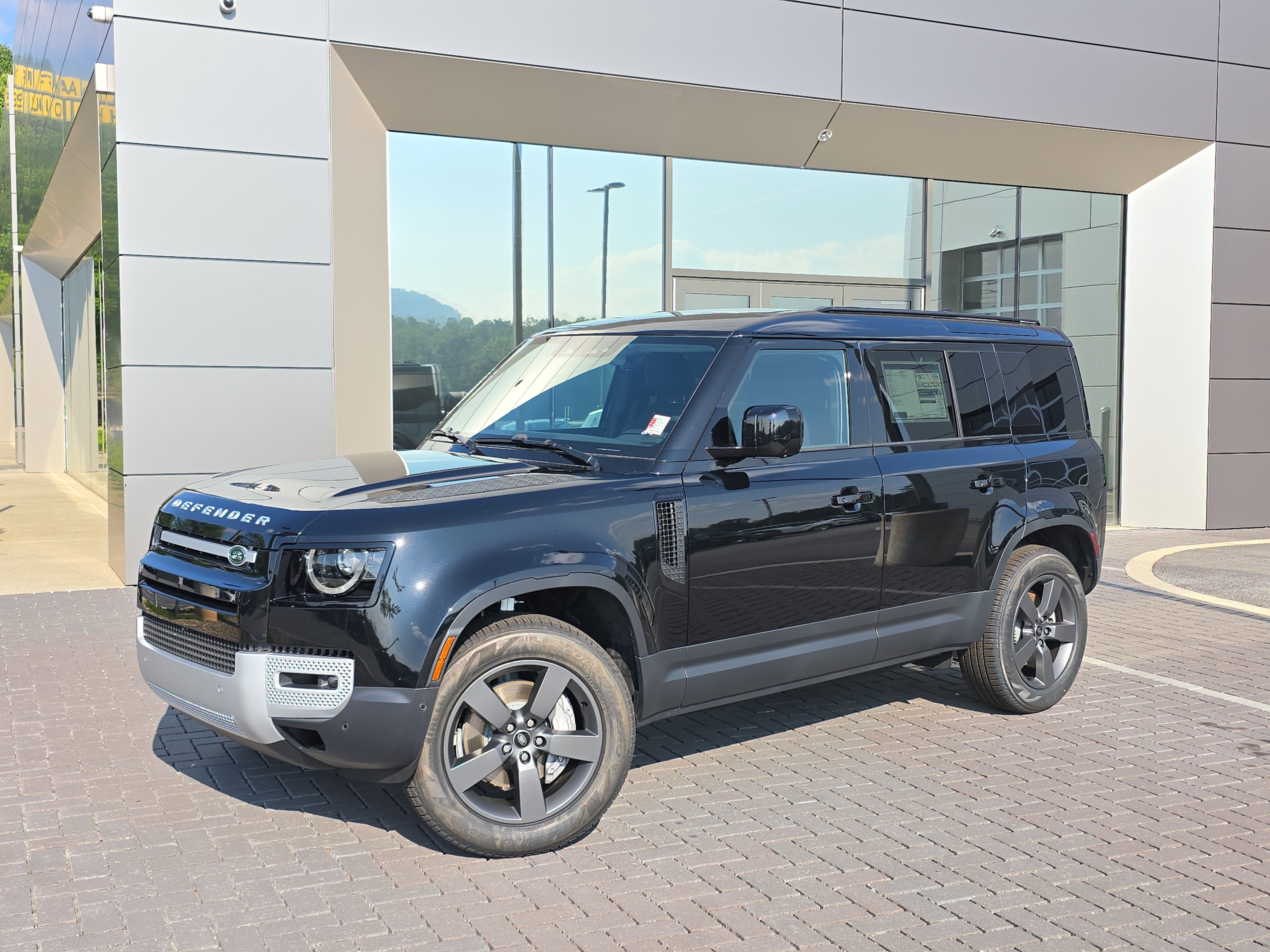 Used 2025 Land Rover Defender 110 S image 1