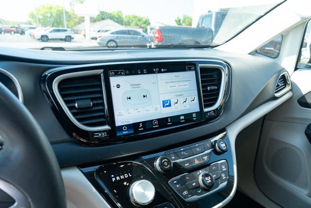 Used 2024 Chrysler Pacifica Touring-L FWD image 20
