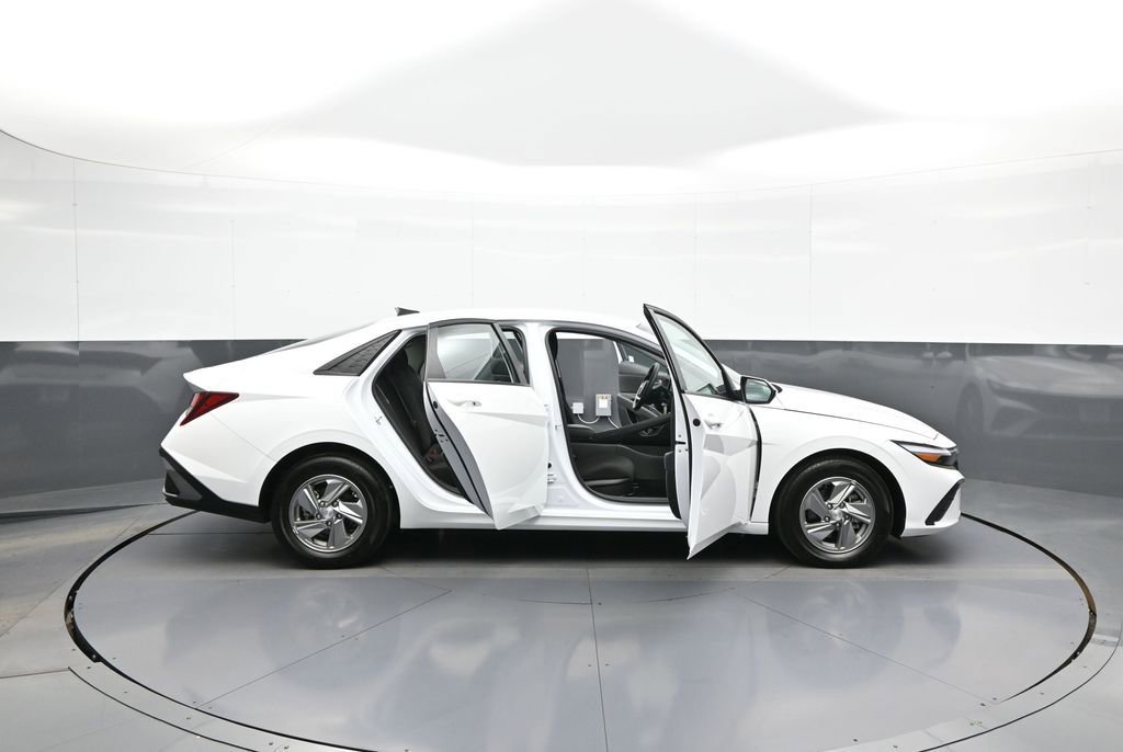 Certified 2025 Hyundai Elantra SE image 41