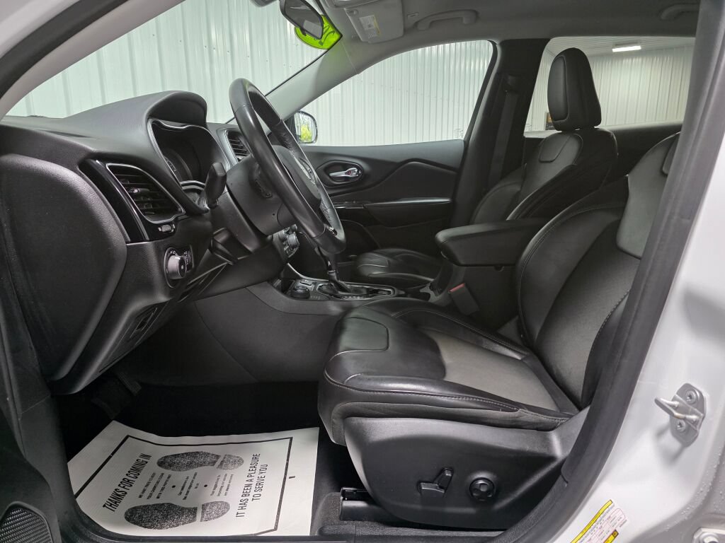 Used 2019 Jeep Cherokee Latitude Plus AWD/4WD image 9