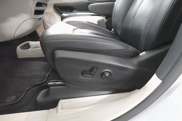 Used 2024 Chrysler Pacifica Touring-L image 10