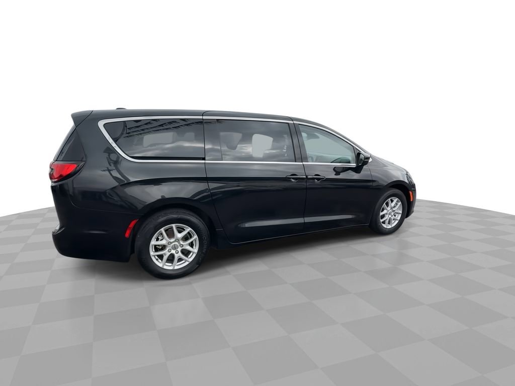Used 2023 Chrysler Pacifica Touring-L FWD image 9