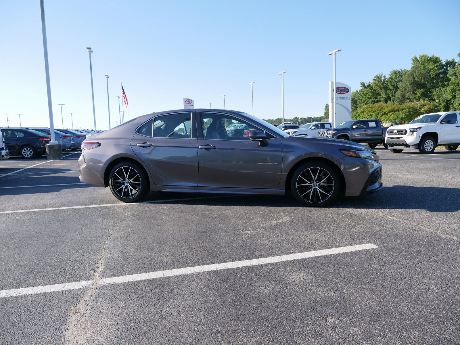 Used 2023 Toyota Camry SE image 3