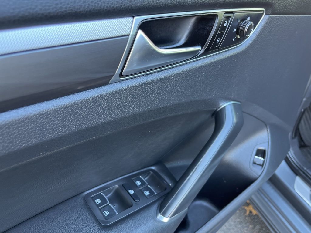 Used 2017 Volkswagen Passat 1.8T R-Line image 24