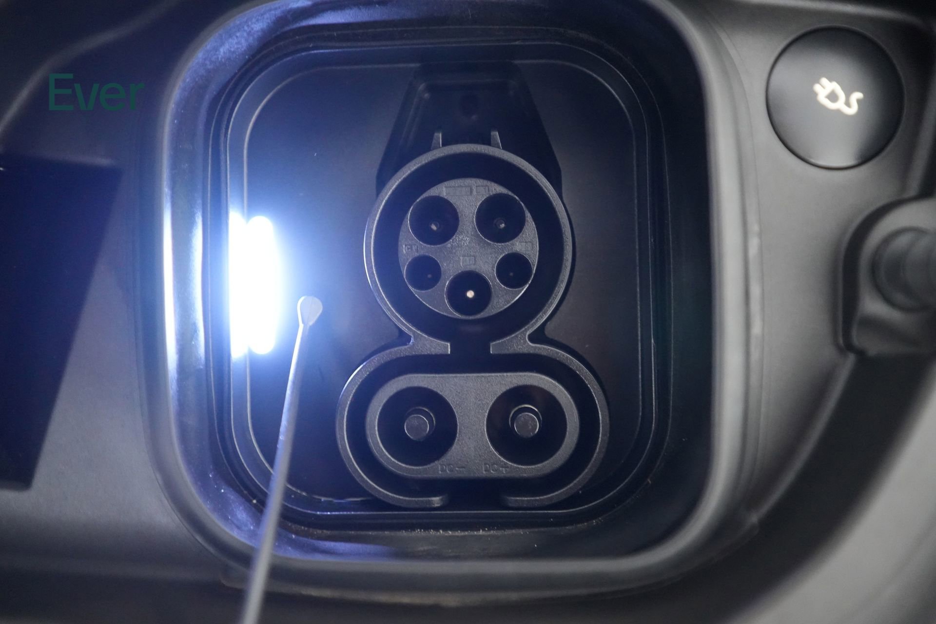 Used 2023 Volvo XC40 Recharge Ultimate image 17