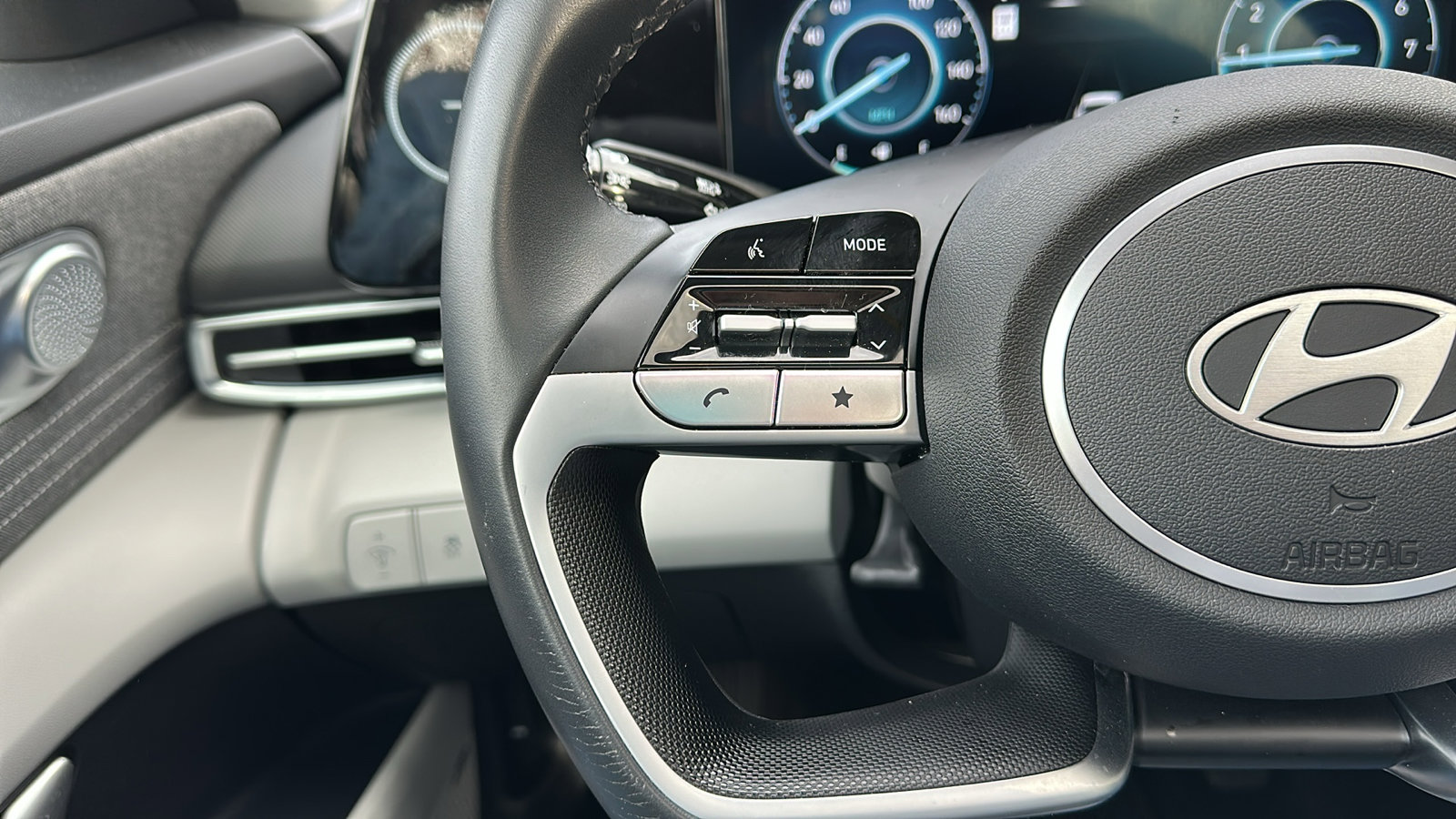 Used 2024 Hyundai Elantra Limited image 15