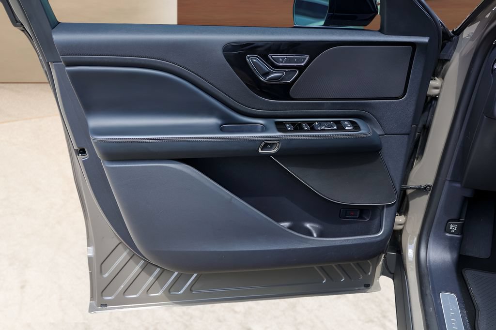 Used 2025 Lincoln Aviator 2WD image 22
