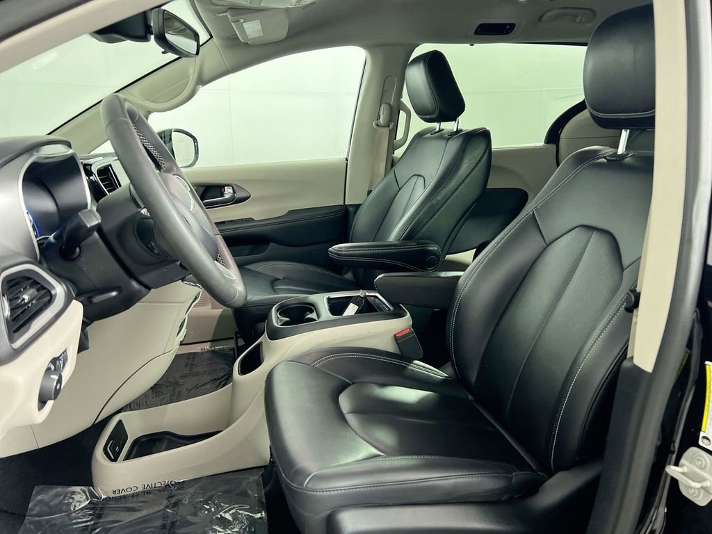 Used 2024 Chrysler Pacifica Touring-L FWD image 12