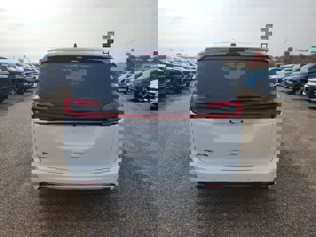 New 2026 Chrysler Pacifica Select image 22