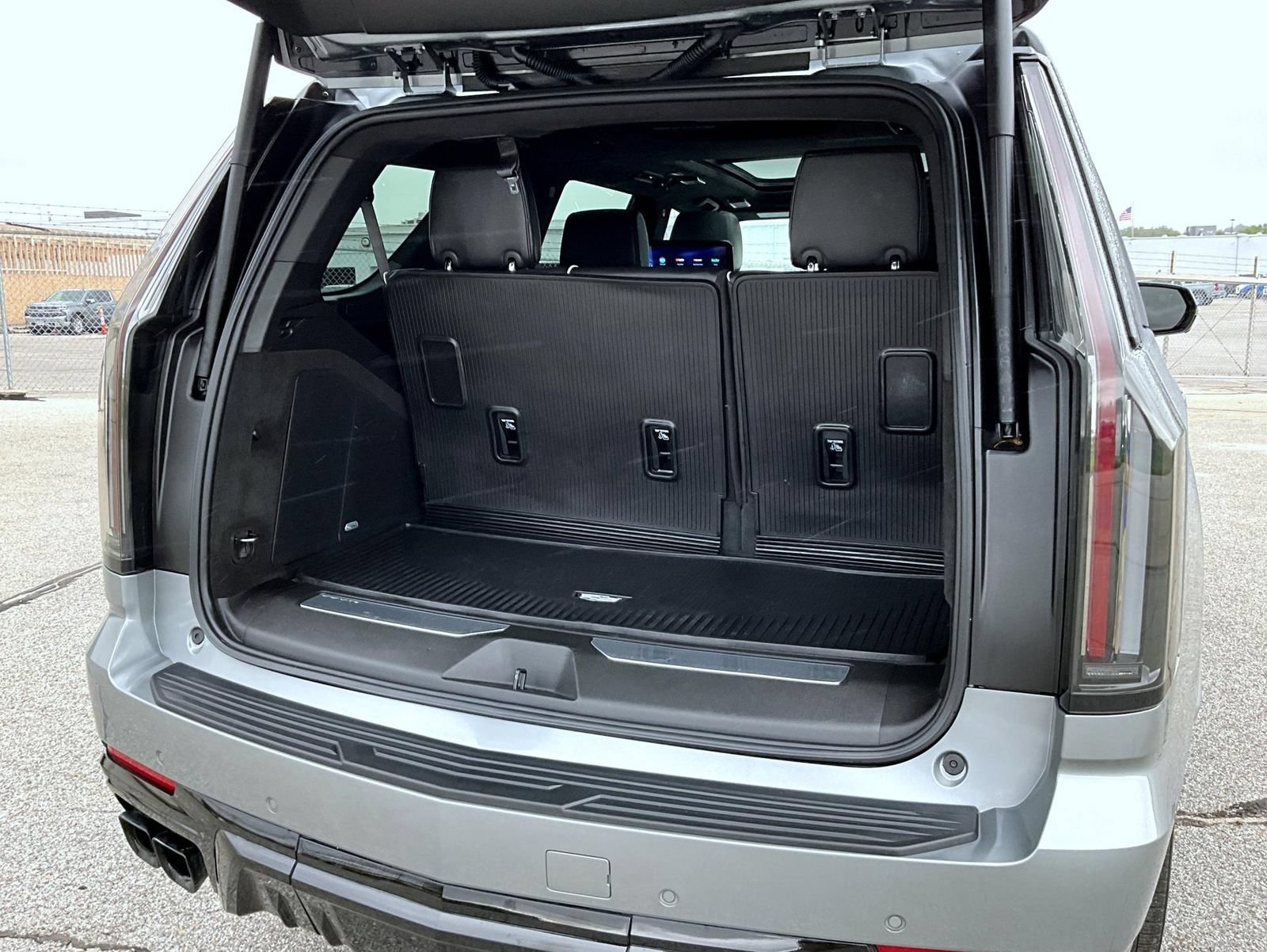 Certified 2025 Cadillac Escalade V w/ LPO, ONYX Package AWD/4WD image 23