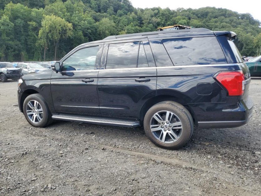 Used 2023 Ford Expedition XLT image 3