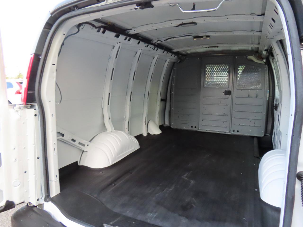 Used 2015 Chevrolet Express 2500 RWD image 21