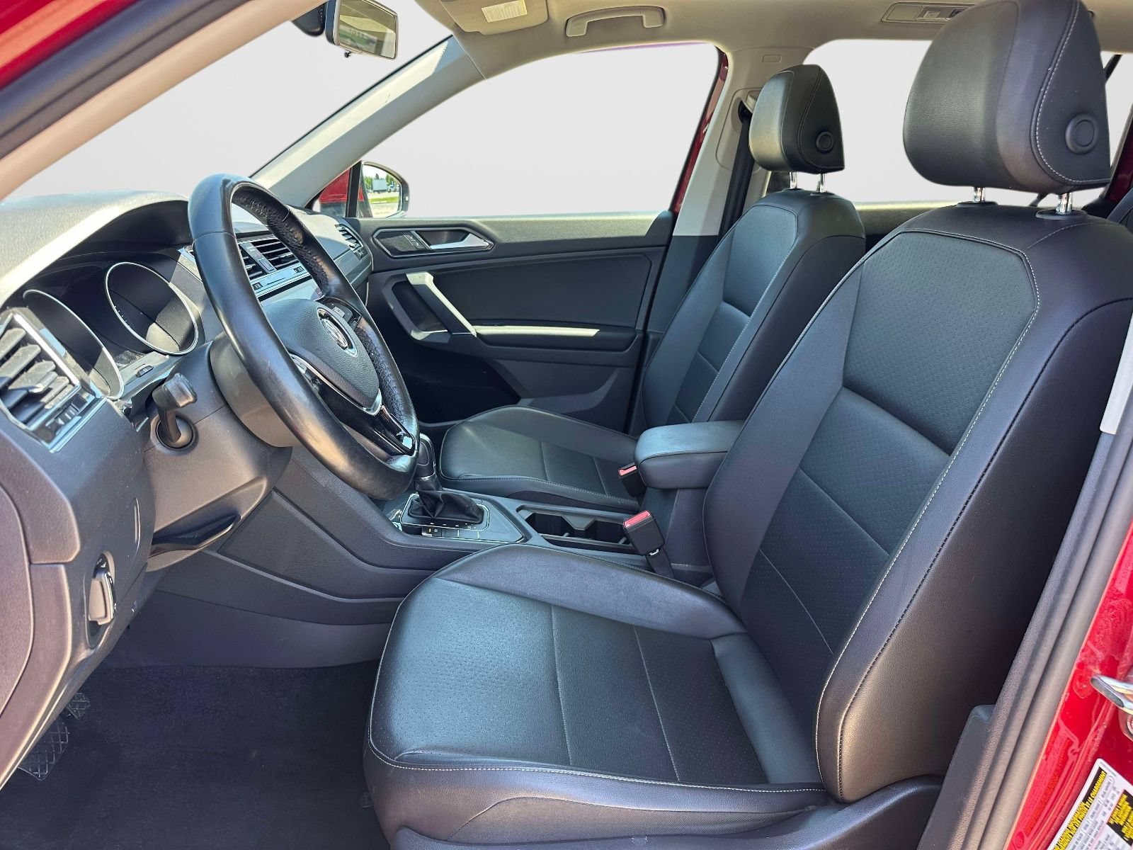 Used 2018 Volkswagen Tiguan SE w/ Panoramic Sunroof Package FWD image 17