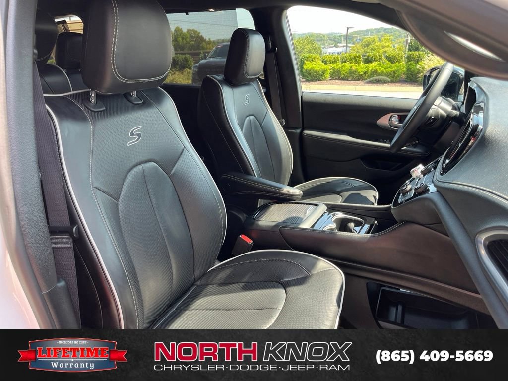 Used 2025 Chrysler Pacifica Limited FWD image 28