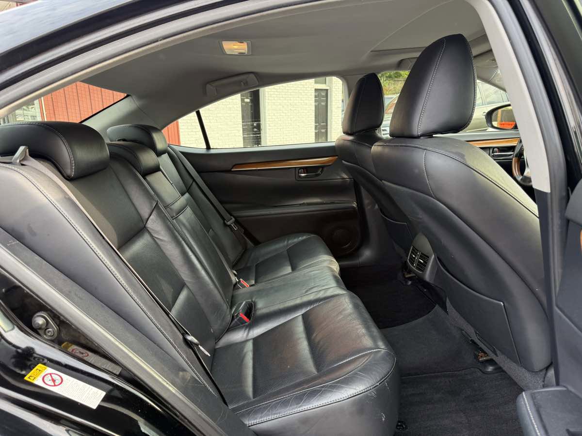 Used 2015 Lexus ES 300h image 12