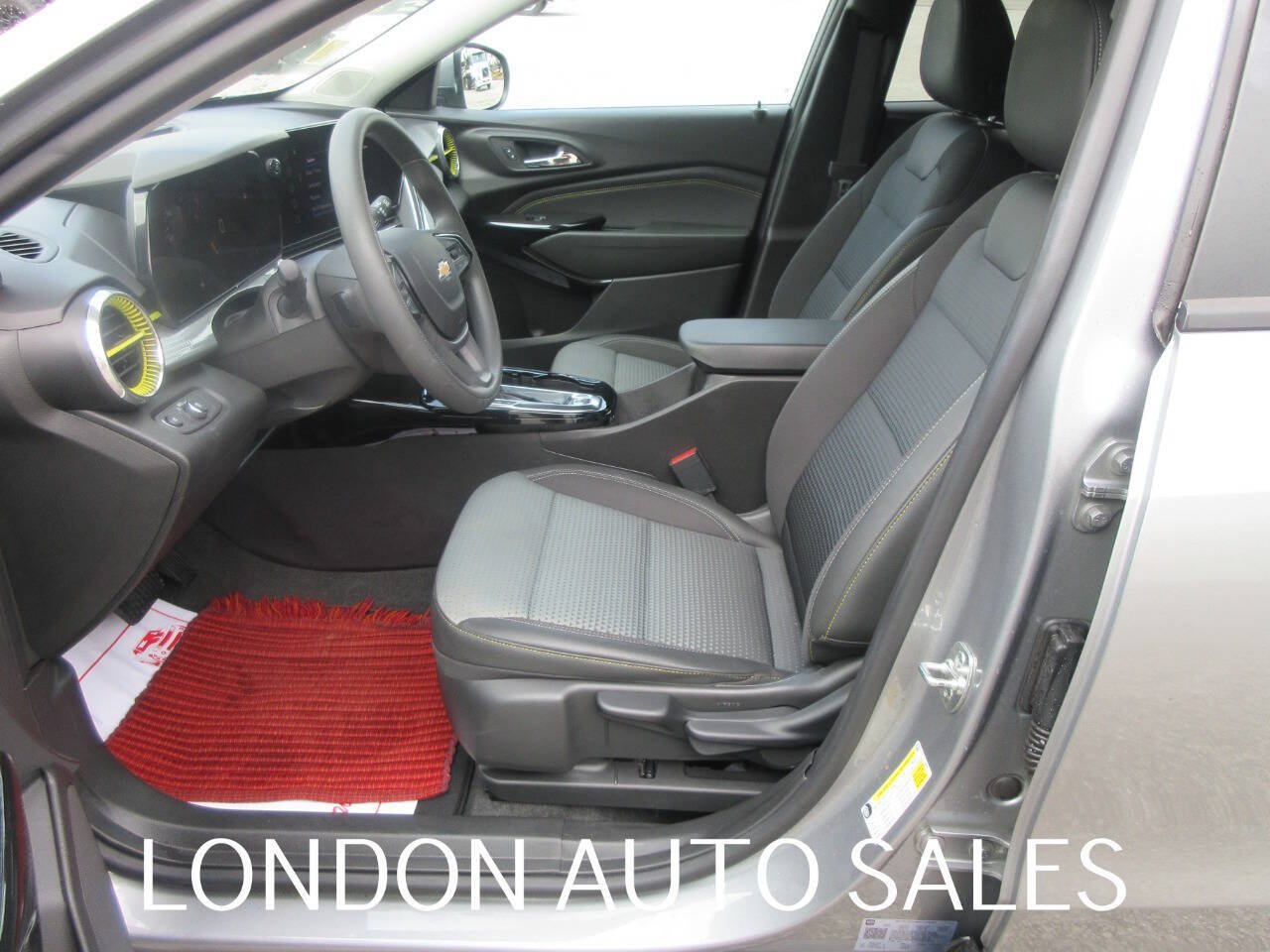 Used 2026 Chevrolet Trax LT FWD image 13