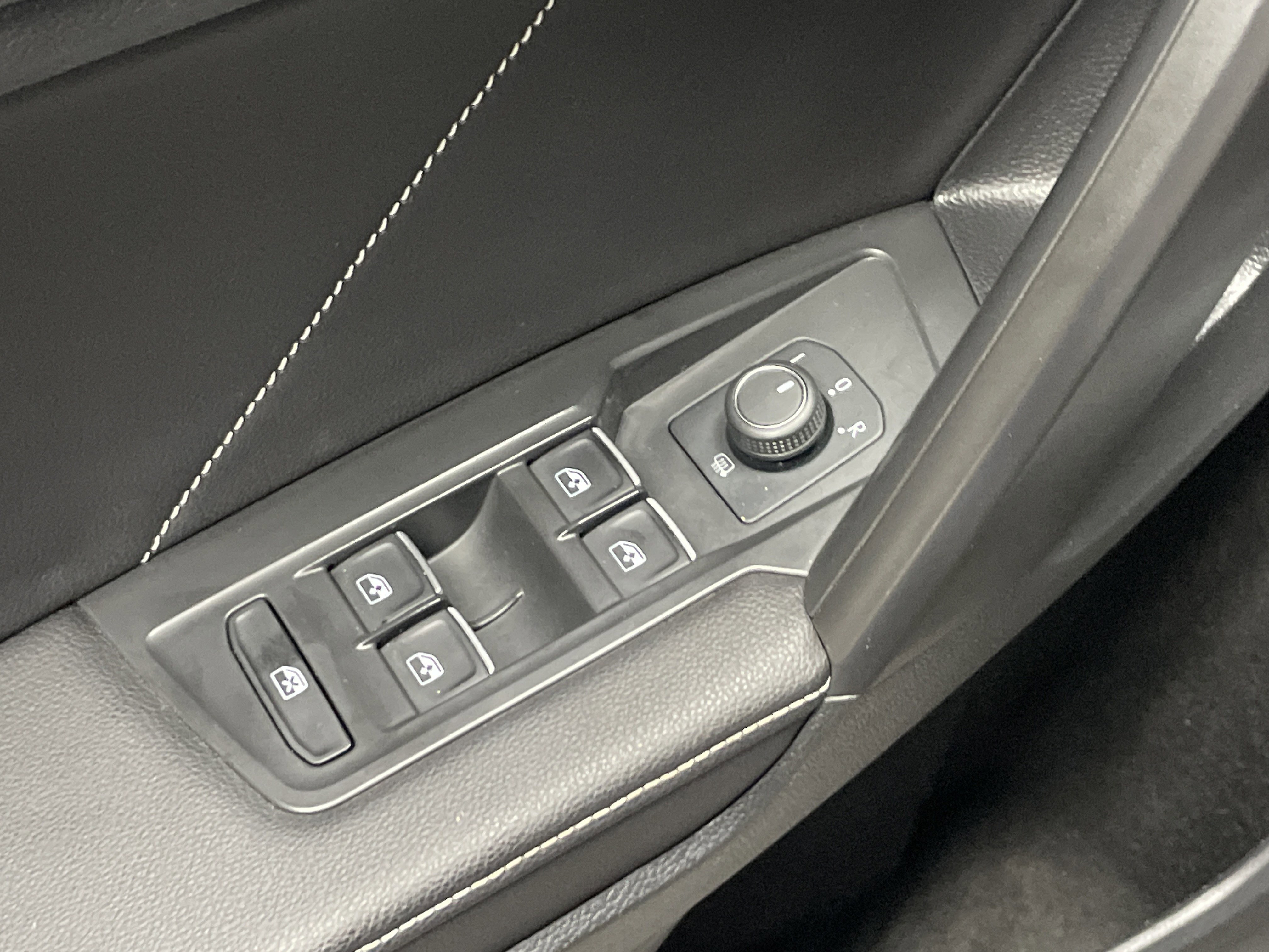 Used 2023 Volkswagen Tiguan SE R-Line FWD image 15